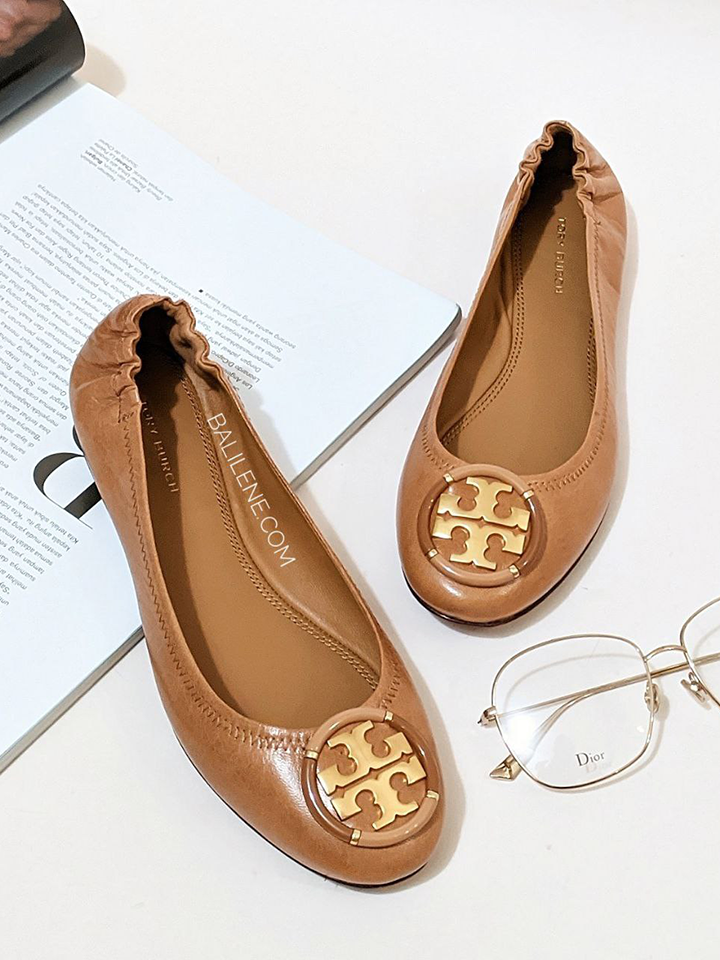 Tory-Burch-Multi-Logo-Ballet-Flat-Shoes-Tan-Balilene-detail-depan1