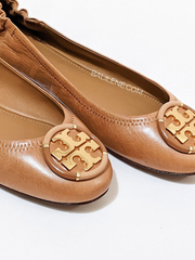 Tory-Burch-Multi-Logo-Ballet-Flat-Shoes-Tan-Balilene-detail-depan