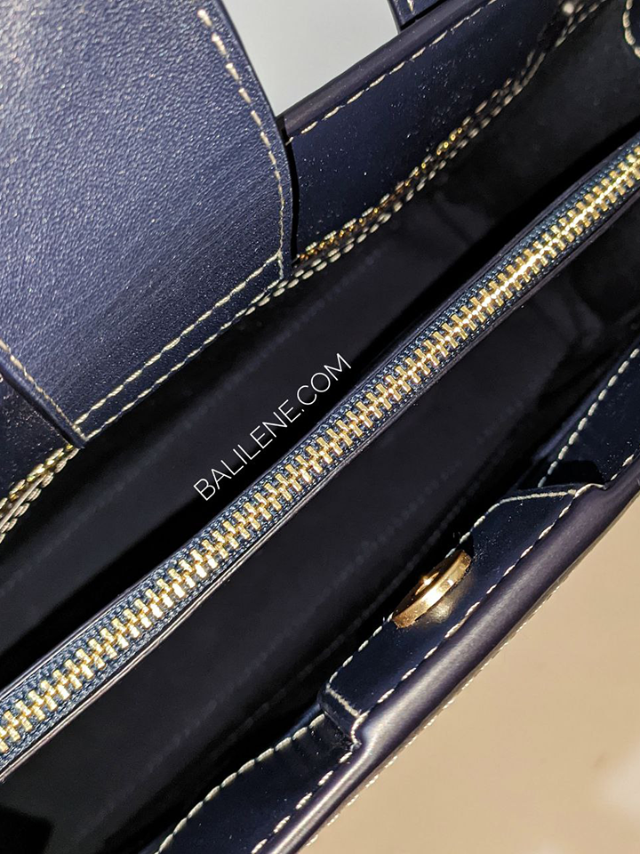 Tory-Burch-Walker-Canvas-Small-Satchel-In-Natural-Navy-Balilene-detail-dalam