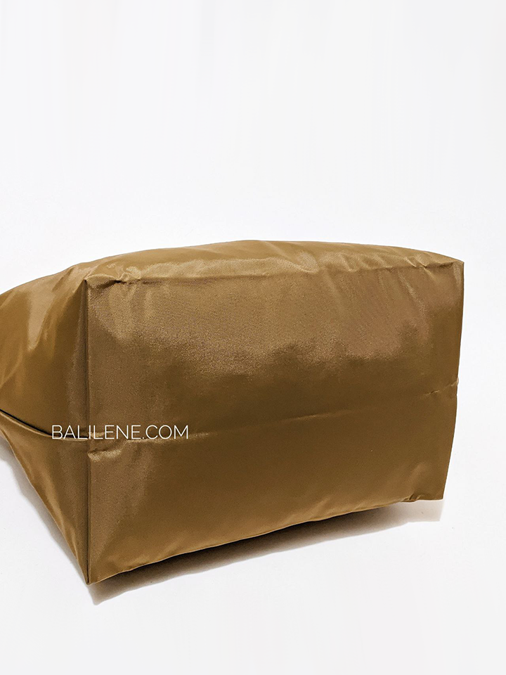 bagian-bawah-Longchamp-CLub-Medium-TopHandle-Khaki