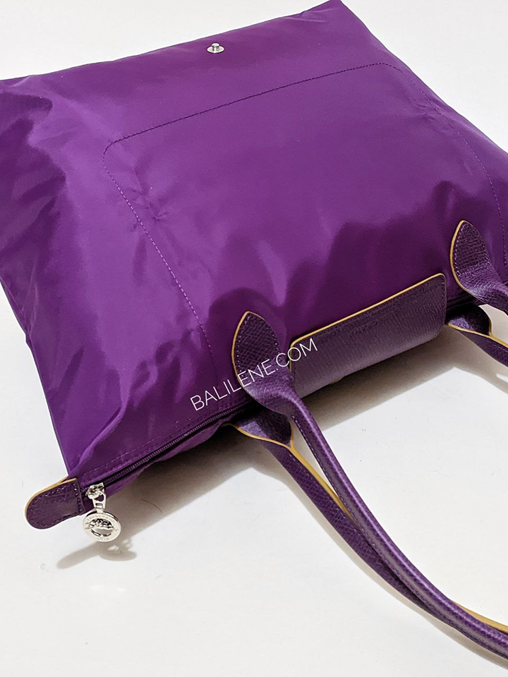 detail-bagian-belakang-Longchamp-Le-Pliage-Club-Medium-Shoulder-Bag-Violet