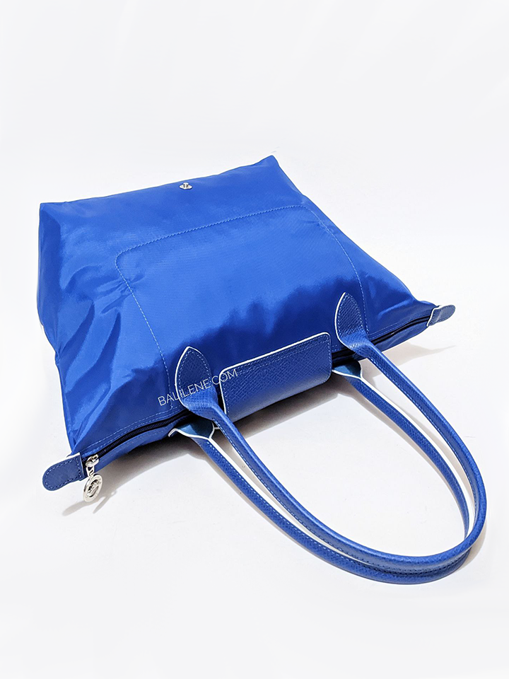 detail-bagian-belakang-Longchamp-Le-Pliage-Club-Small-Shoulder-Bag-Cobalt-Blue