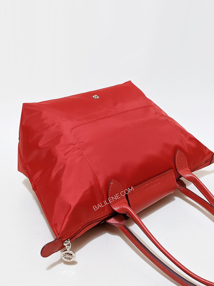 detail-bagian-belakang-Longchamp-Le-Pliage-Club-Small-Shoulder-Bag-Red