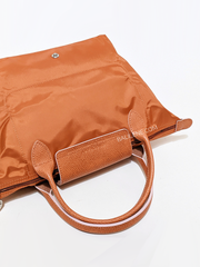 detail-bagian-belakang-Longchamp-Le-Pliage-Club-Small-Top-Handle-Bag-Orange