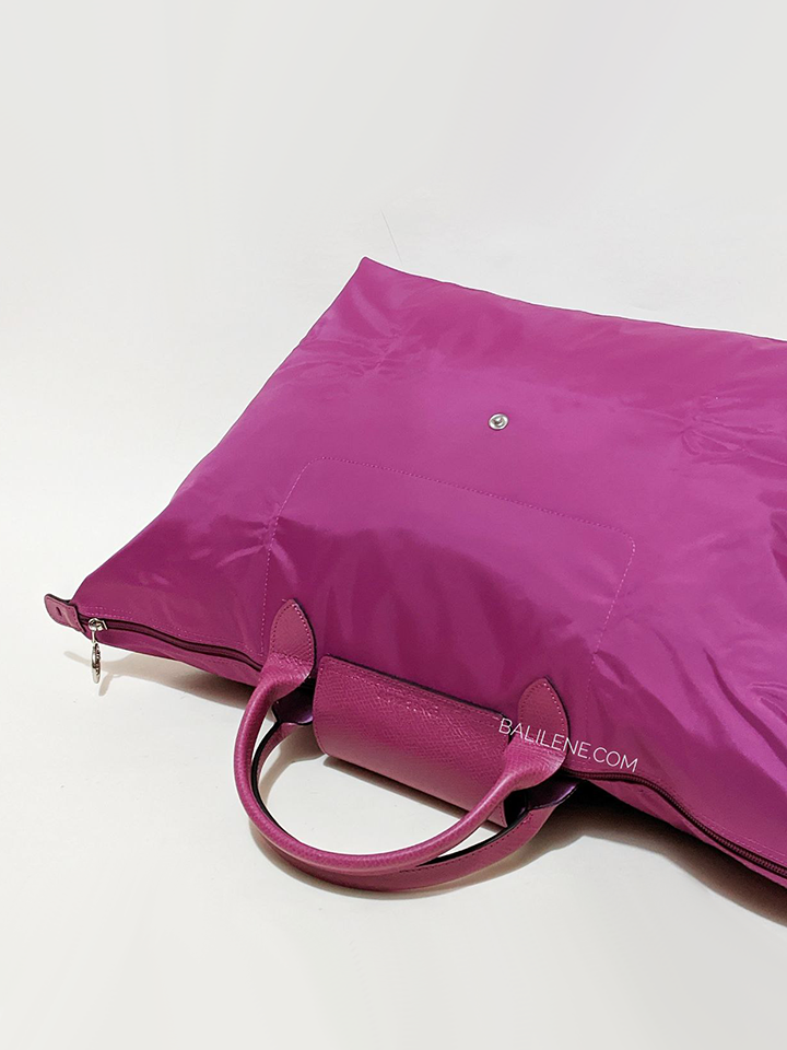 detail-bagian-belakang-Longchamp-Le-Pliage-Club-Travel-Bag-Fuchsia