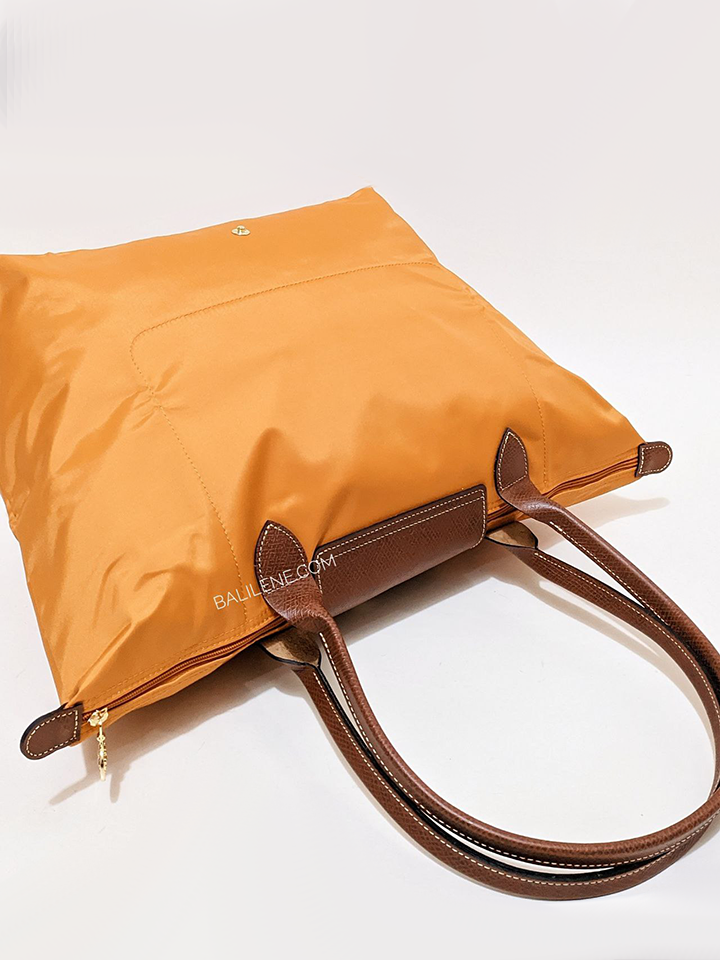 detail-bagian-belakang-Longchamp-Le-Pliage-Original-Medium-Shoulder-Bag-Saffron