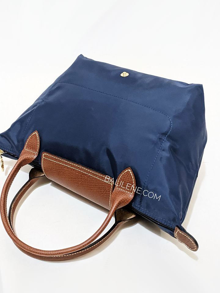 detail-bagian-belakang-Longchamp-Le-Pliage-Original-Small-Top-Handle-Bag-Navy