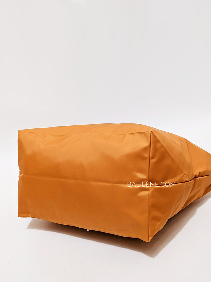 detail-bawah-Longchamp-Le-Pliage-Original-Medium-Shoulder-Bag-Saffron