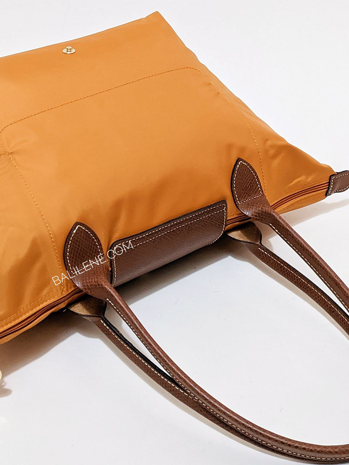 detail-belakang-Longchamp-Le-Pliage-Original-Shoulder-Bag-Saffron