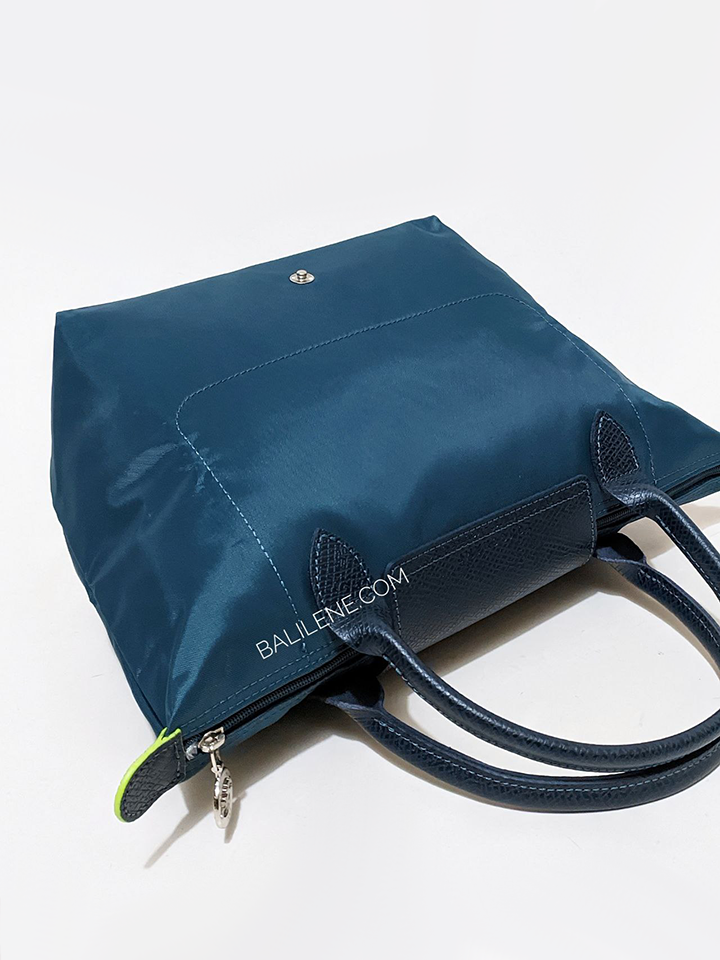 detail-belakang-tas-Longchamp-Le-Pliage-Green-Small-Top-Handle-Bag-Ocean-Blue