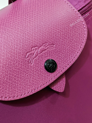 detail-logo-Longchamp-Le-Pliage-Club-Backpack-Bag-Fuchsia
