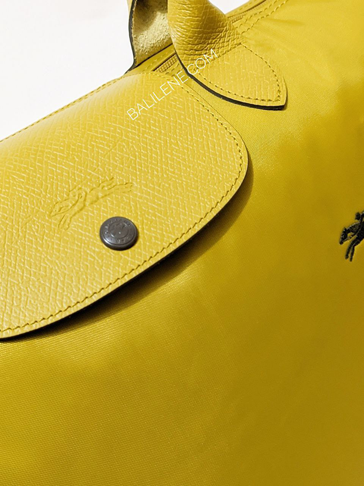 detail-logo-Longchamp-Le-Pliage-Club-Medium-Shoulder-Bag-Acide