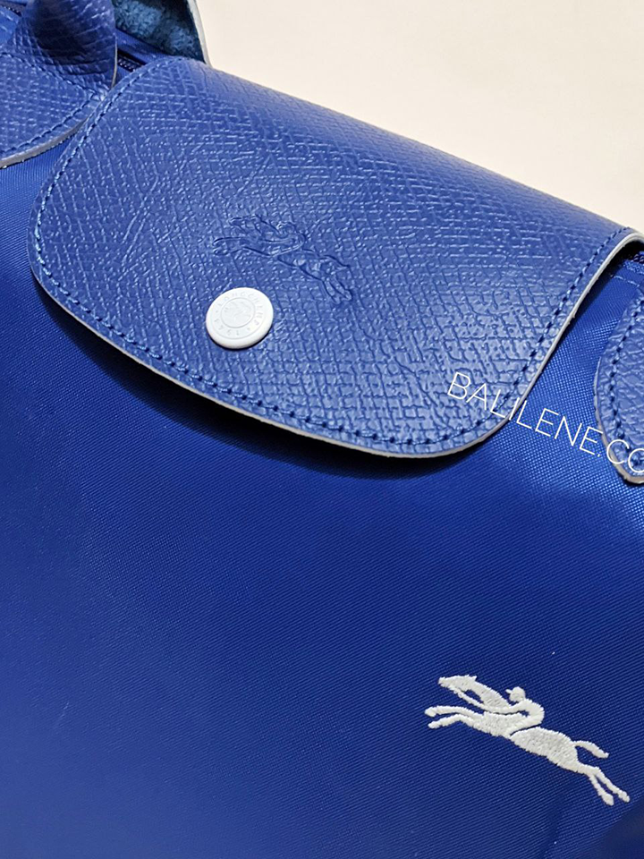detail-logo-Longchamp-Le-Pliage-Club-Small-Shoulder-Bag-Cobalt-Blue