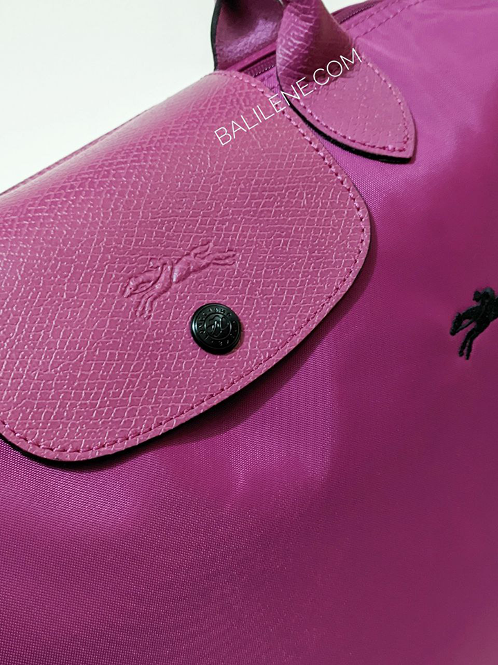 detail-logo-Longchamp-Le-Pliage-Club-Small-Shoulder-Bag-Fuchsia