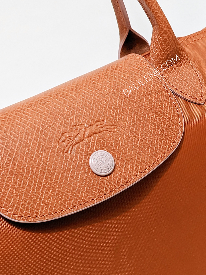 detail-logo-Longchamp-Le-Pliage-Club-Small-Top-Handle-Bag-Orange