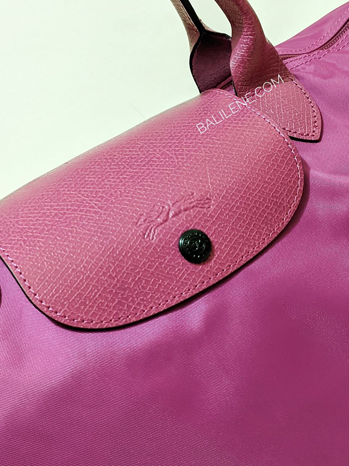  detail-logo-Longchamp-Le-Pliage-Club-Travel-Bag-Fuchsia