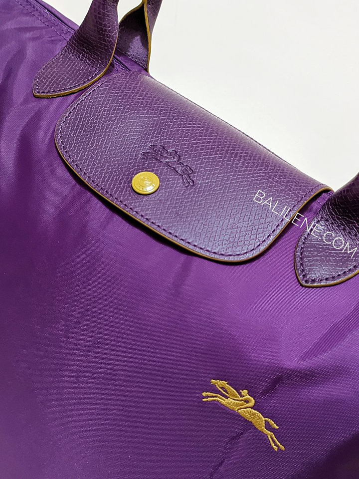 detail-logo-depan-Longchamp-Le-Pliage-Club-Medium-Shoulder-Bag-Violet