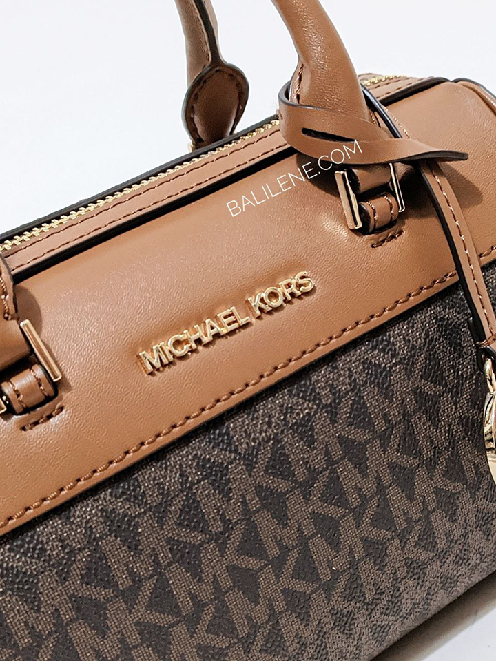 detail-logo-depan-Michael-Kors-Travel-Extra-Small-Logo-And-Faux-Leather-Duffle-Crossbody-Bag-Brown
