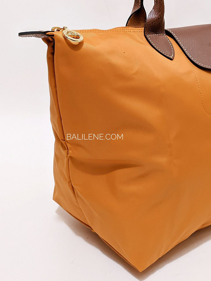 detail-samping-Longchamp-Le-Pliage-Original-Medium-Shoulder-Bag-Saffron