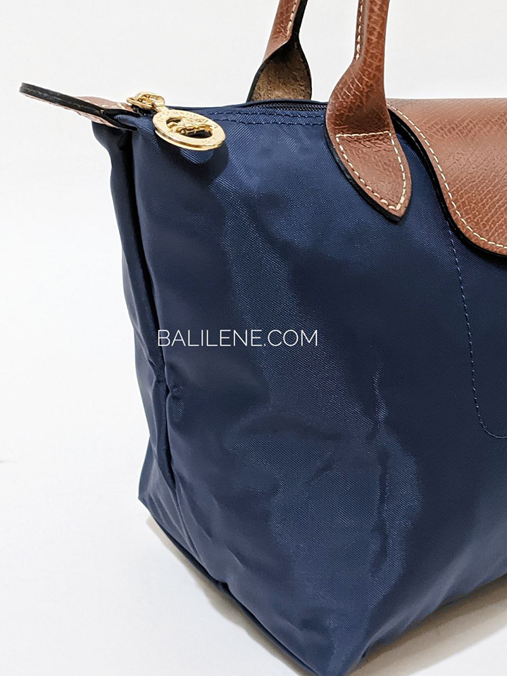 detail-samping-Longchamp-Le-Pliage-Original-Small-Top-Handle-Bag-Navy
