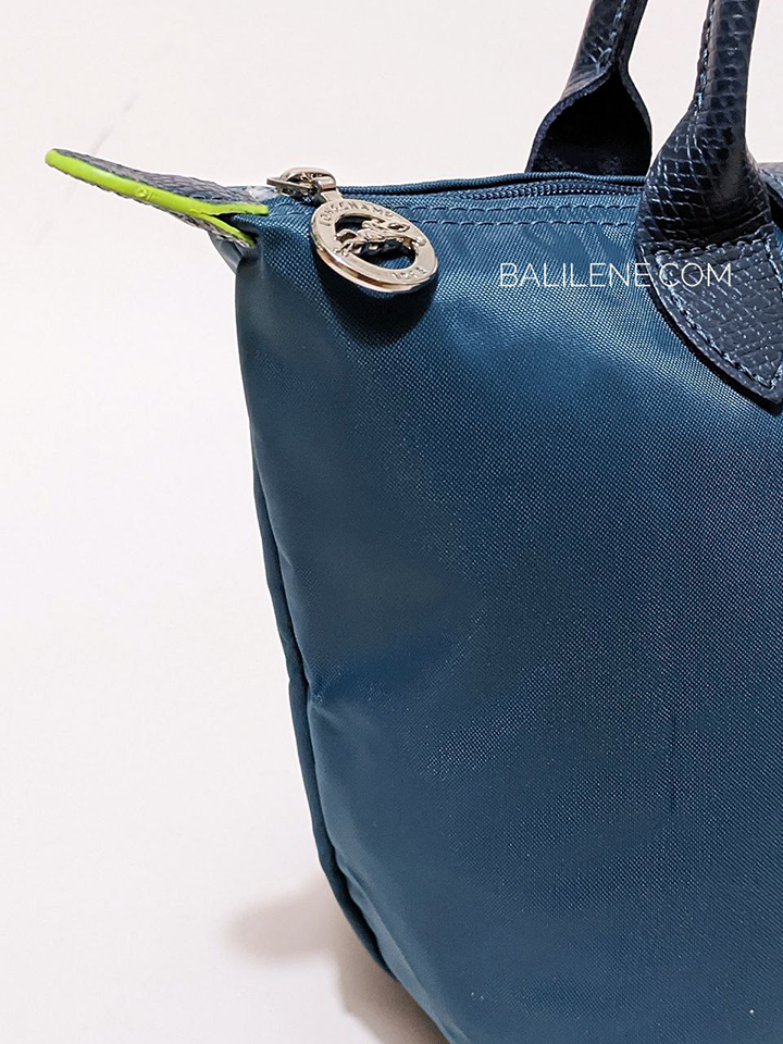 detail-samping-zip-Longchamp-Le-Pliage-Green-Small-Top-Handle-Bag-Ocean-Blue
