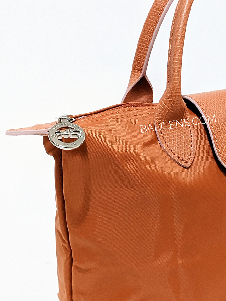 detail-zip-samping-Longchamp-Le-Pliage-Club-Small-Top-Handle-Bag-Orange