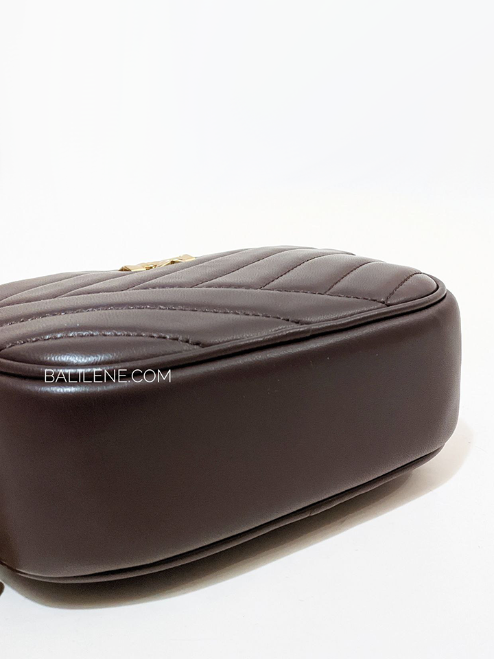 gambar-bawah-Tory-Burch-Kira-Chevron-Small-Camera-Bag-Tempranillo