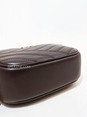 gambar-bawah-Tory-Burch-Kira-Chevron-Small-Camera-Bag-Tempranillo