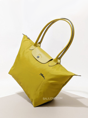 on-produk-Longchamp-Le-Pliage-Club-Medium-Shoulder-Bag-Acide