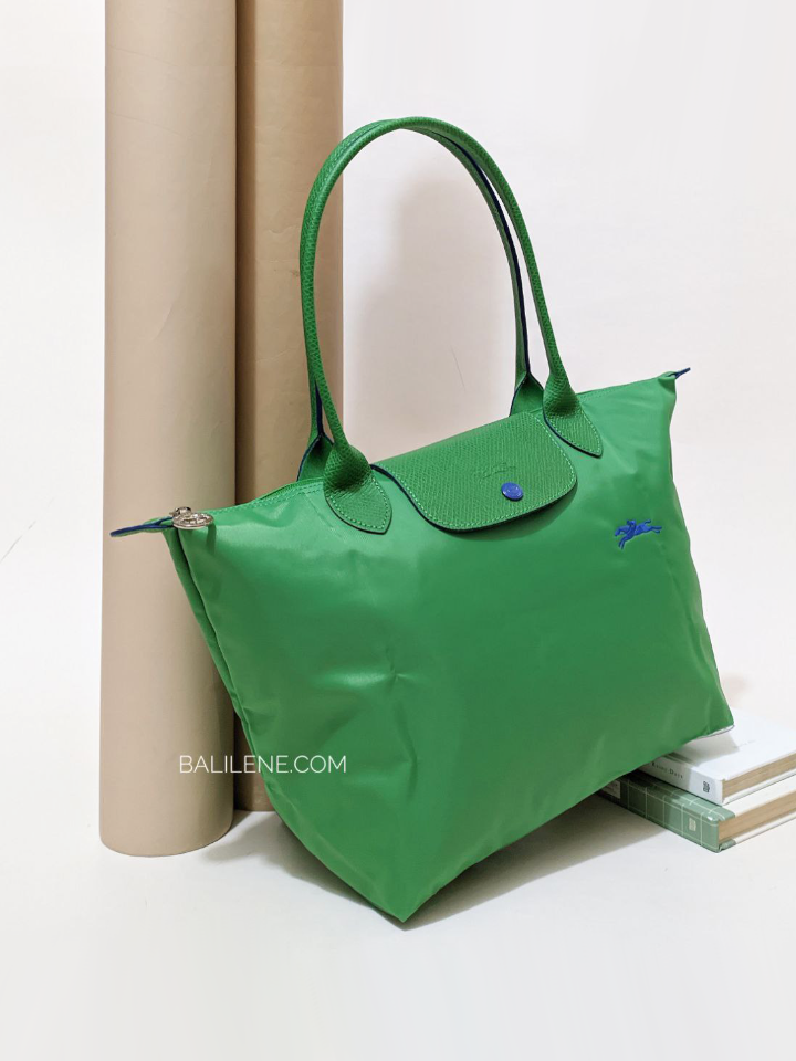 on-produk-Longchamp-Le-Pliage-Club-Medium-Shoulder-Bag-Cactus