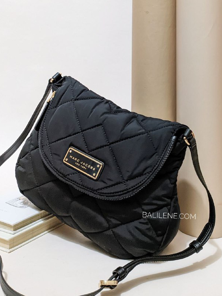 on-produk-Marc-Jacobs-Natasha-Quilted-Nylon-Crossbody-Bag-Black