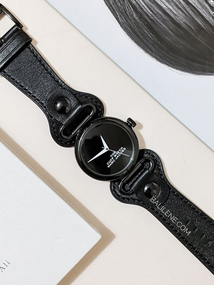 on-produk-Marc-Jacobs-The-Cuff-Quartz-Leather-Strap-Watch-In-Black