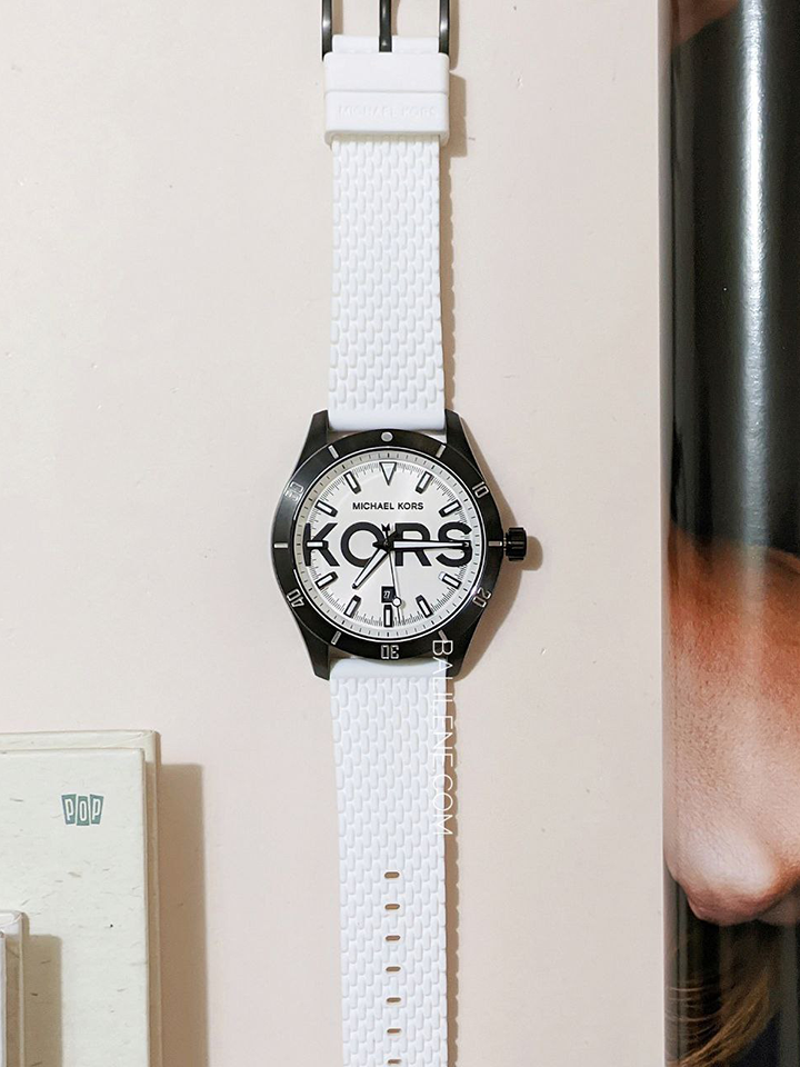 on-produk-Michael-Kors-Layton-Three-Hand-Date-White-Silicone-Watch