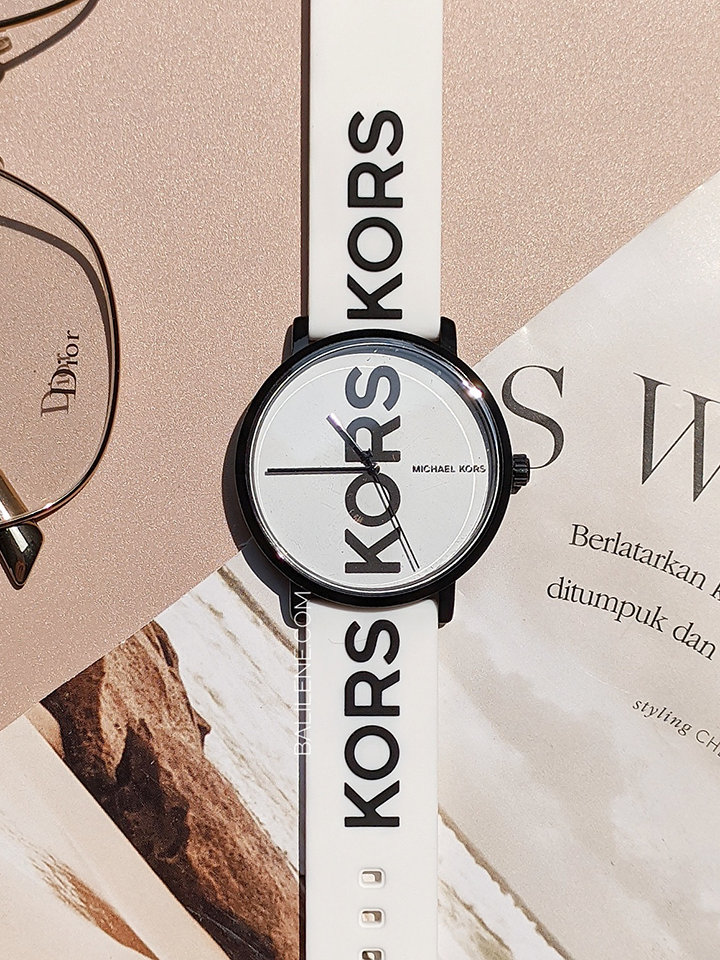 on-produk-Michael-Kors-MK2829-Charley-Three-Hand-White-Silicone-Watch