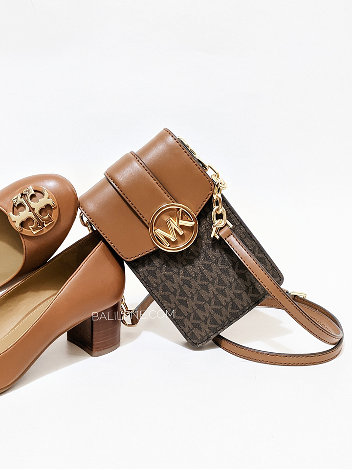 on-produk1-Michael-Kors-35S2GNMC5B-Carmen-Small-Logo-Smartphone-Crossbody-Bag-Brown