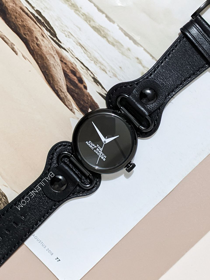 on-produk2-Marc-Jacobs-The-Cuff-Quartz-Leather-Strap-Watch-In-Black
