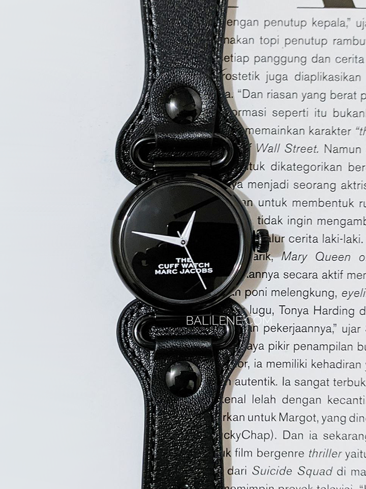 on-produk3-Marc-Jacobs-The-Cuff-Quartz-Leather-Strap-Watch-In-Black